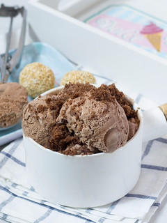 Una foto de Helado de Chufa chocolateda y remolinos de Nocilla