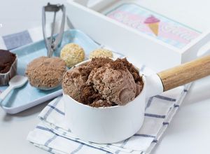 Una foto de Helado de Chufa chocolateda y remolinos de Nocilla