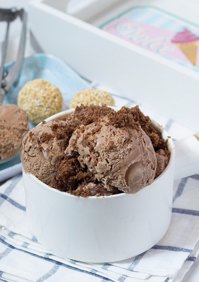 Una foto de Helado de Chufa chocolateda y remolinos de Nocilla