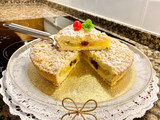 Pastel con manzanas y pasas (Cake with apples and raisins)