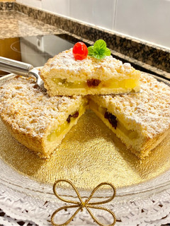 Una foto de Pastel con manzanas y pasas (Cake with apples and raisins)