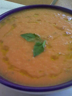 Una foto de Gazpacho de sandía, manzana y albahaca