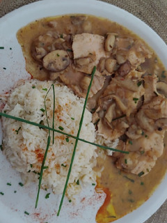 Una foto de Lomo de cerdo🐖con crema de hongos y salsa de trufa