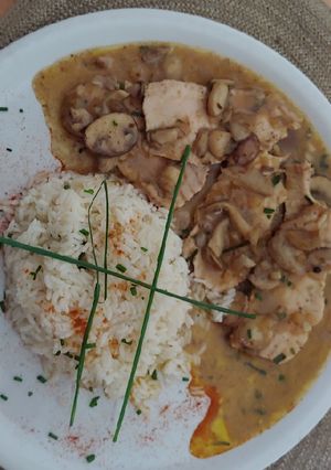 Una foto de Lomo de cerdo🐖con crema de hongos y salsa de trufa