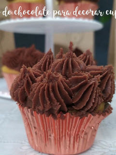 Una foto de Ganache de chocolate para decorar cupcakes 🍫