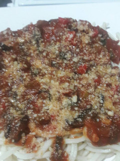 Una foto de Tallarines con salsa roja y hongos