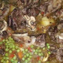 Una foto de Osobuco en su jugo con vegetales
