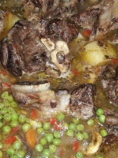 Una foto de Osobuco en su jugo con vegetales