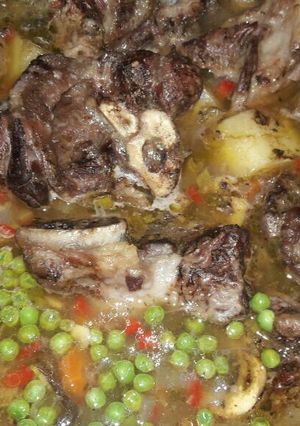 Una foto de Osobuco en su jugo con vegetales