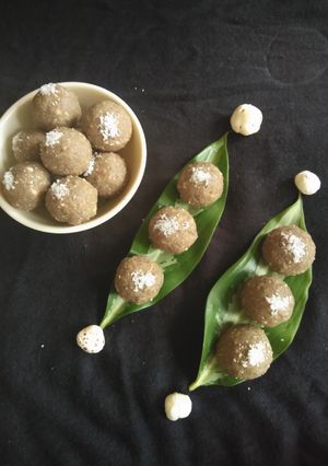 रागी मखाना के लड्डू(RAGI MAKHANA KE LADDU RECIPE IN HINDI) रेसिपी मुख्य फोटो