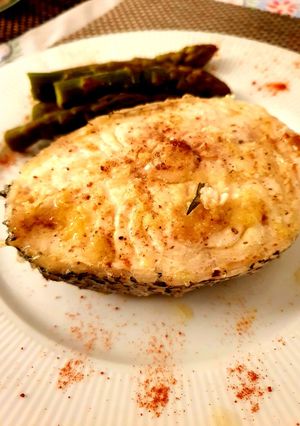 Una foto de Postas de salmón blanco con espárragos