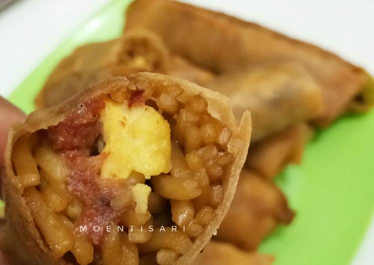 Langkah Mudah untuk Membuat Lumpia isi mie kornet telur yang Enak