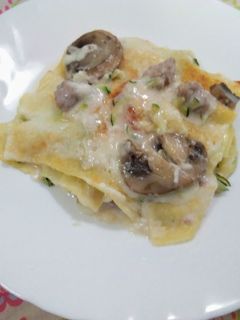 Foto di Lasagne con besciamella, salsiccia, funghi e zucchine