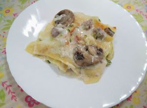 Foto di Lasagne con besciamella, salsiccia, funghi e zucchine