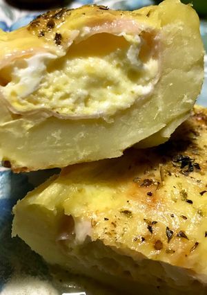 Una foto de Papas 🥔 rellenas con Jamón y Queso