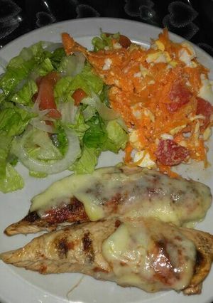 Una foto de Pechuga de pollo con muzzarella y ensalada