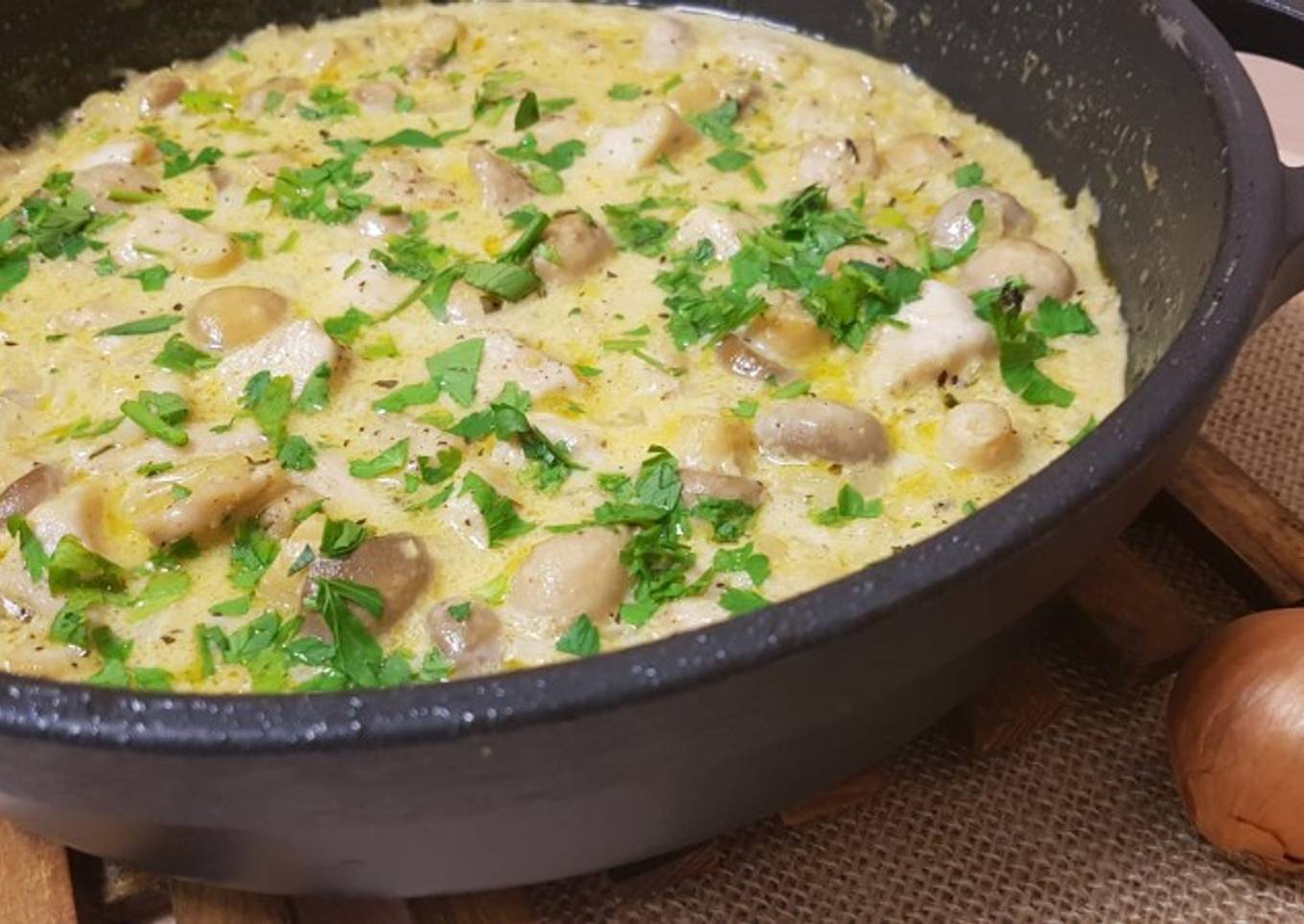 Pollo en salsa de ajo con champiñones enteros