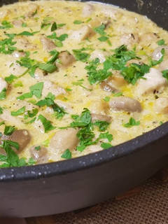 Una foto de Pollo en salsa de ajo con champiñones enteros