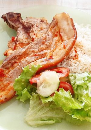 Foto de Entremeada e costeletas de porco ao pimentão assadas no forno