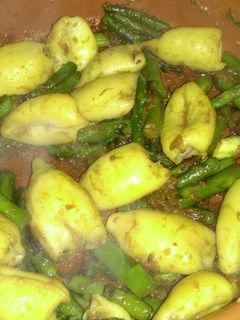 Una foto de Sartén de chipirones y espárragos encebollados