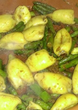 Foto principal de Sartén de chipirones y espárragos encebollados