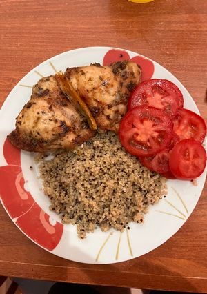 Una foto de Pollo Asado con Quinoa y Ensalada de Tomate