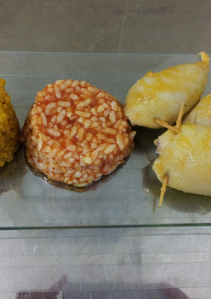 Una foto de Calamares rellenos de gambas con dos arroces