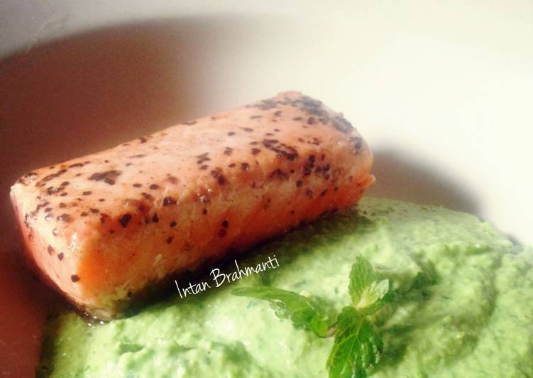 Salmon with Green Peas &amp; Mint Pureé/Salmon dengan Pureé Hijau