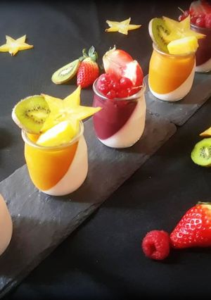 Une photo de Panna cotta fruits rouges et fruits exotiques