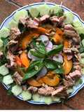 Insalata mista con tonno e albicocche