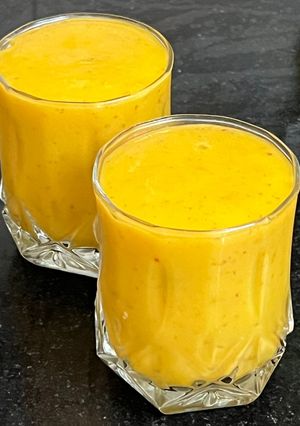 A picture of Mango Apple Chikoo Banana & Date Smoothie.