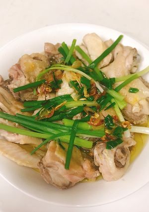 Hình của món Gà hấp hành gừng.