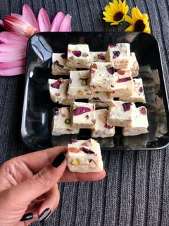 એક્ઝોટિકા ડ્રાયફ્રુટ સ્વીટ (Exotica Dryfruit Sweet Recipe In Gujarati) રેસીપી મુખ્ય ફોટો