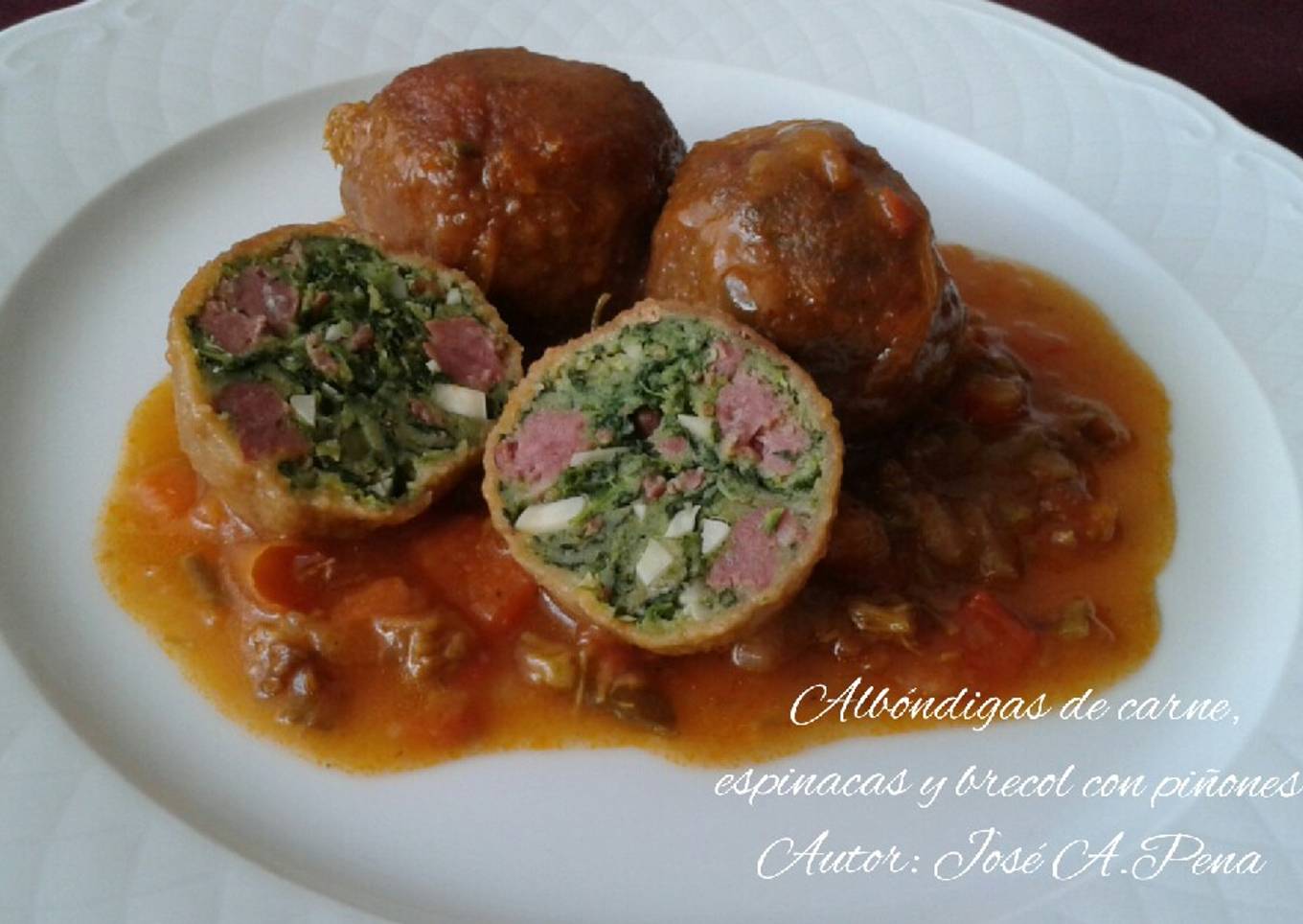 Albóndigas de carne y espinacas, en salsa de verduras y brécol
