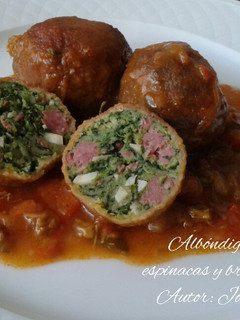 Una foto de Albóndigas de carne y espinacas, en salsa de verduras y brécol