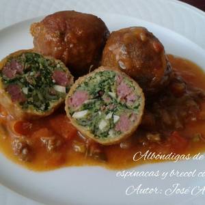 Albóndigas de carne y espinacas, en salsa de verduras y brécol