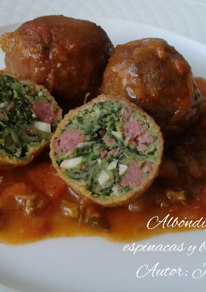 Una foto de Albóndigas de carne y espinacas, en salsa de verduras y brécol