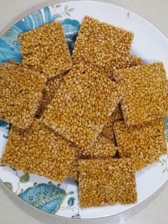 તલ ની ચીકી (Til Chikki Recipe In Gujarati) રેસીપી મુખ્ય ફોટો