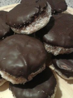 Una foto de Alfajores de maicena con chocolate
