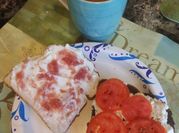 Una foto de desayuno de queso cottage