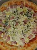 Pizza con borde relleno de queso
