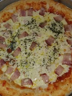 Una foto de Pizza con borde relleno de queso
