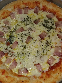 Una foto de Pizza con borde relleno de queso