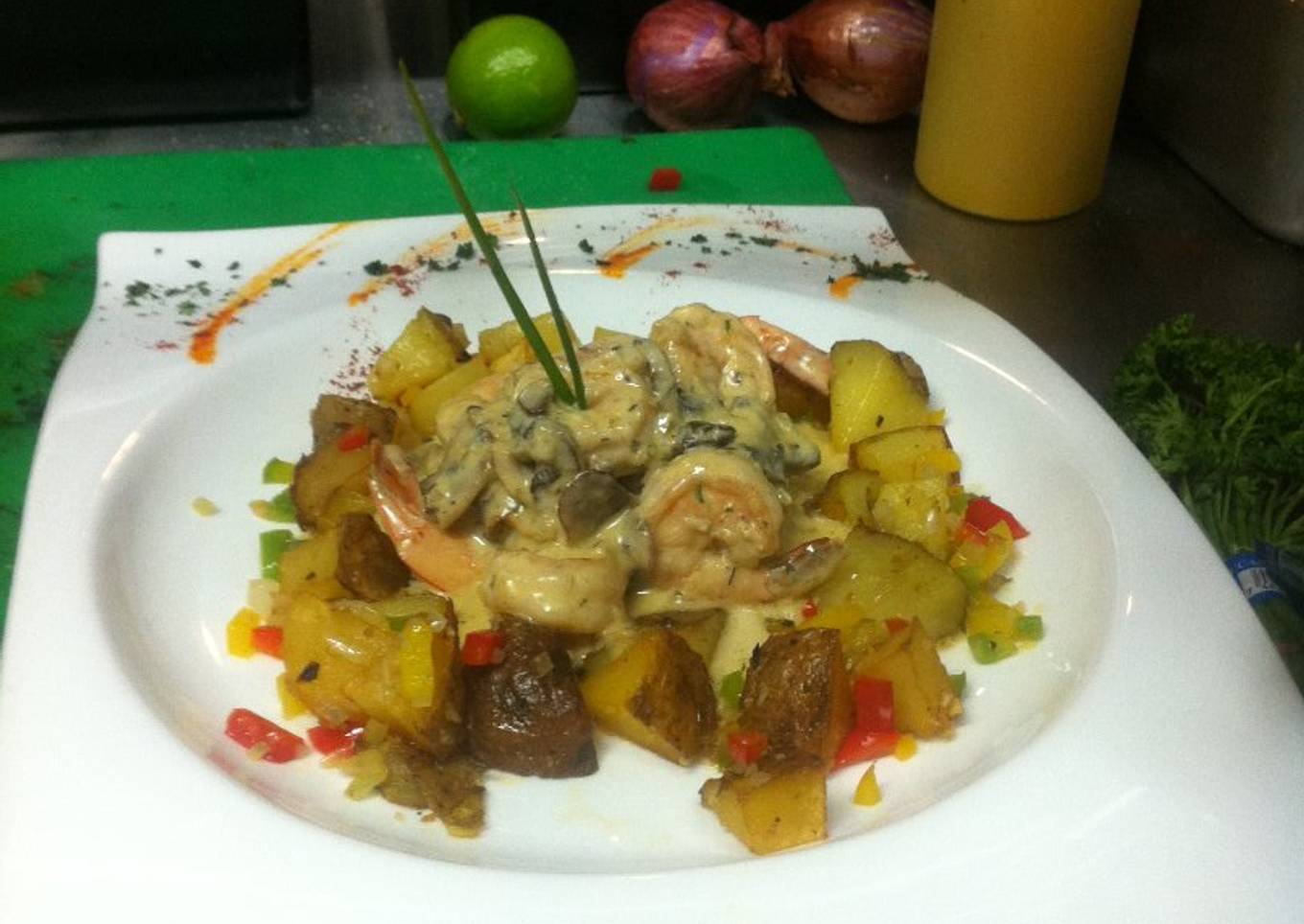 Camarones salteados en crema de hongo y papas salteadas