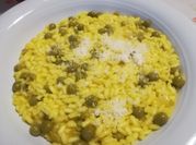 Una foto di risotto ai piselli