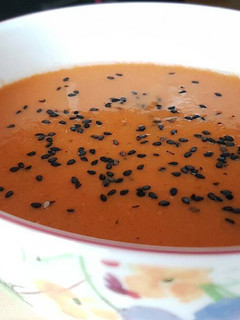 Una foto de Sopa fría de tomate, zanahoria y albahaca