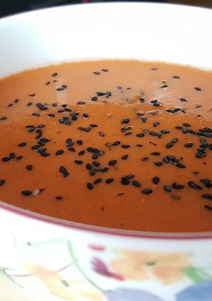Foto principal de Sopa fría de tomate, zanahoria y albahaca