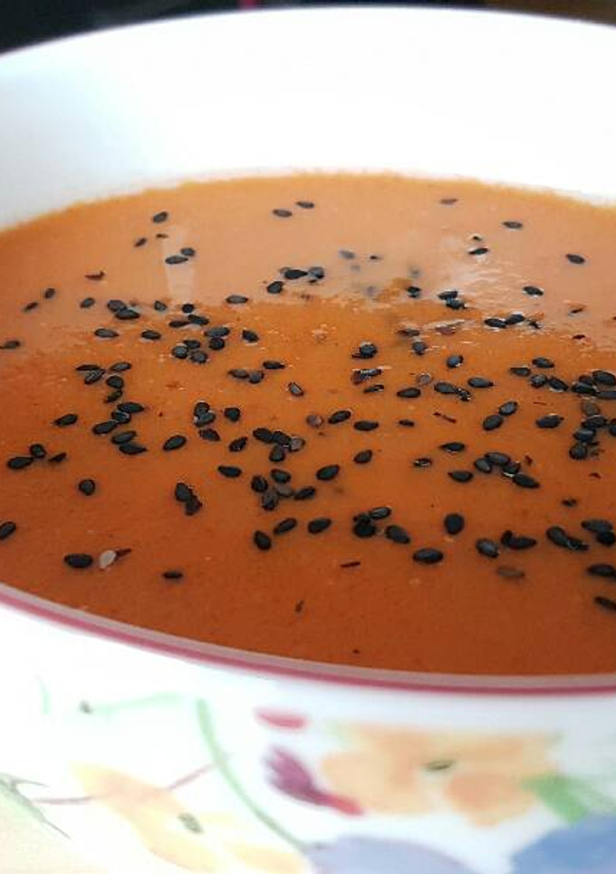 Una foto de Sopa fría de tomate, zanahoria y albahaca