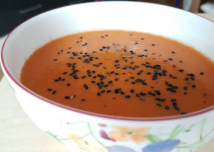 Sopa fría de tomate, zanahoria y albahaca