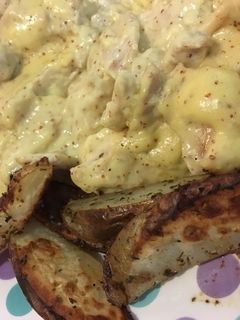 Una foto de 🍗Pollo a la miel y mostaza🍯 con patatas gajo sazonadas